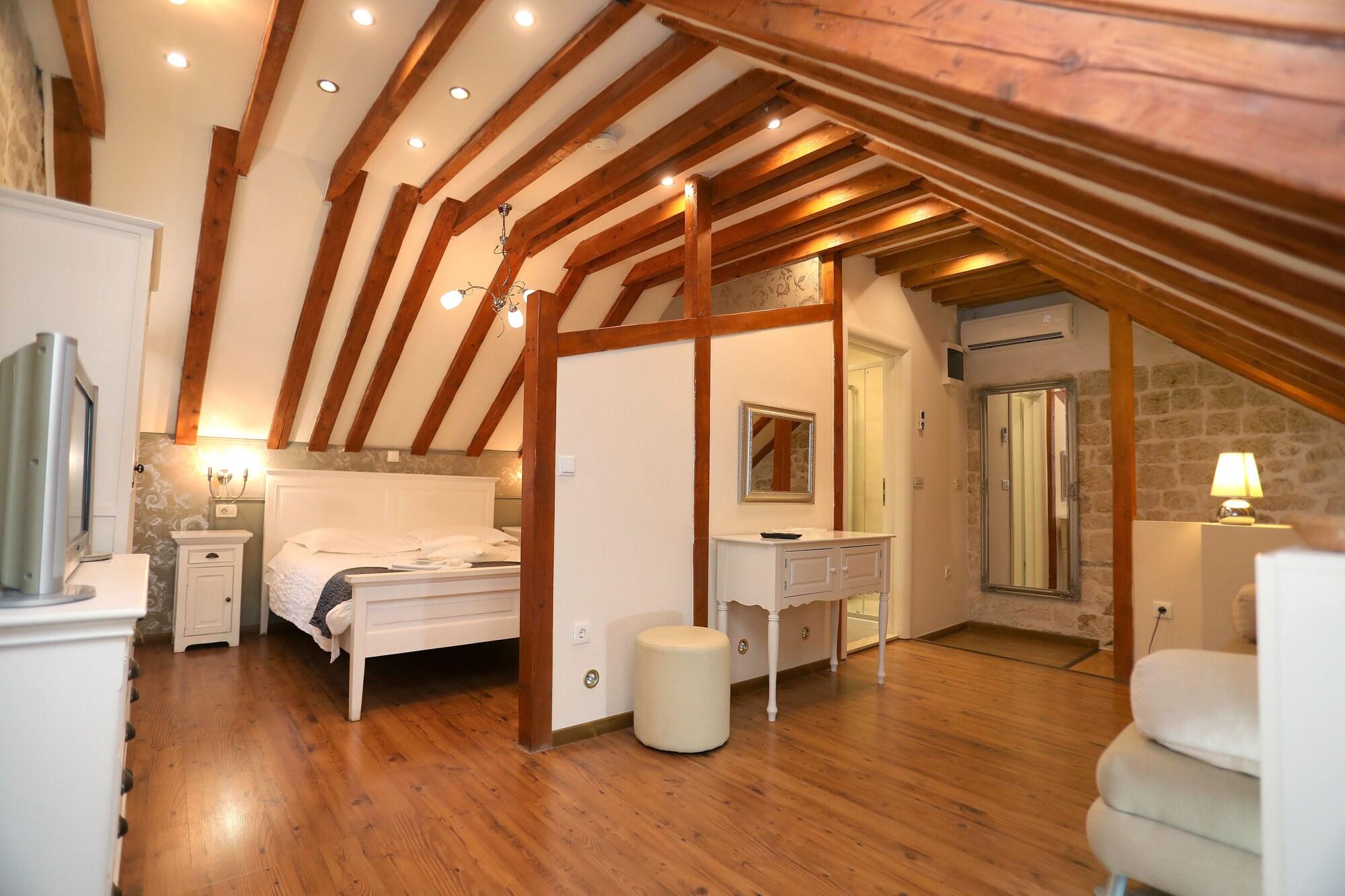 Carrara 3*